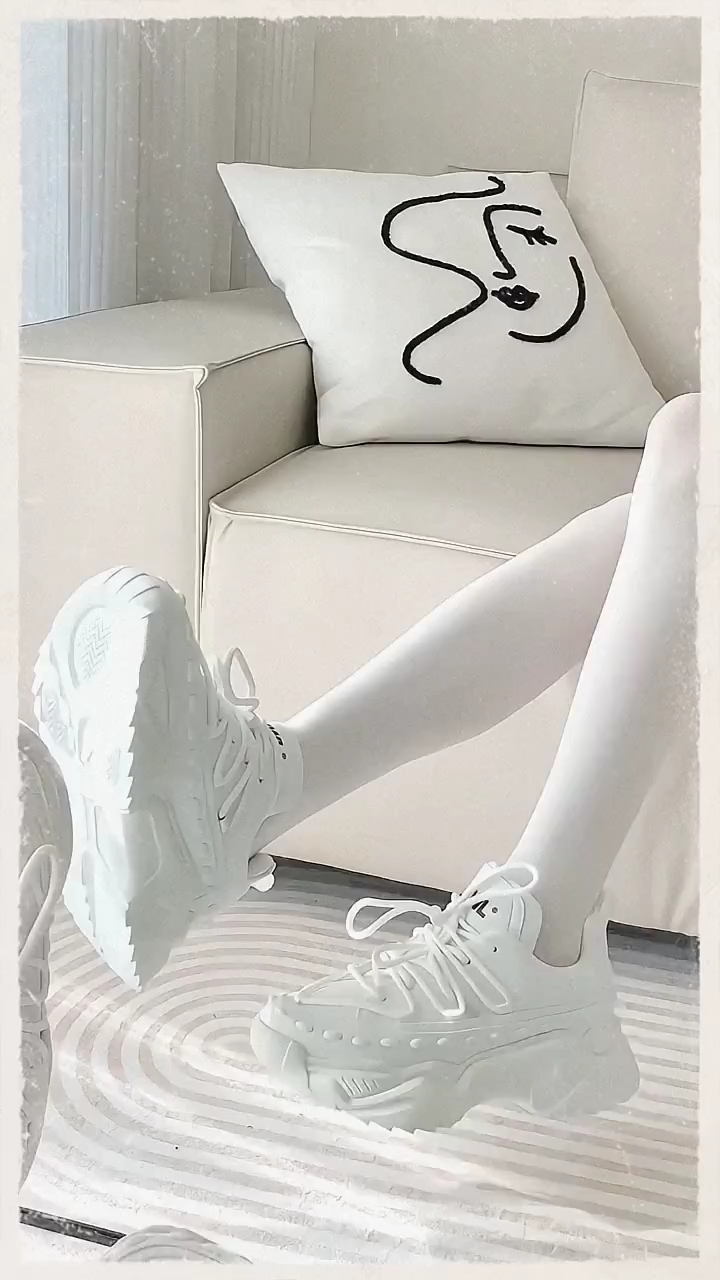 运动鞋配白丝太好看啦