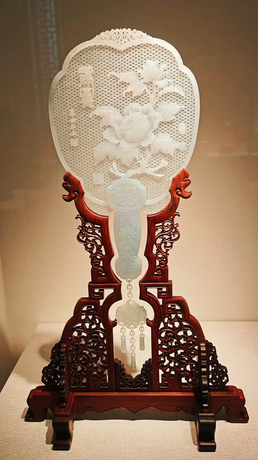 是镂空花玉雕与活环工艺相结合