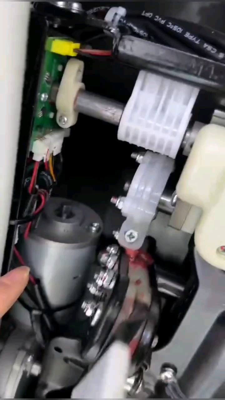 荣康按摩椅机芯采用4d齿轮机芯加上3d金刚机芯,按摩更精准