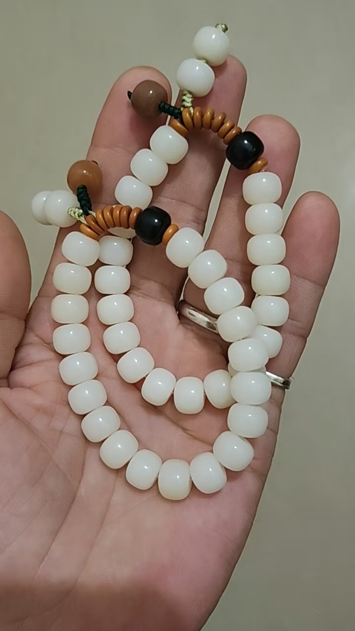 尼泊尔产白玉菩提手链,男女皆可佩戴,,已开光,63元一串