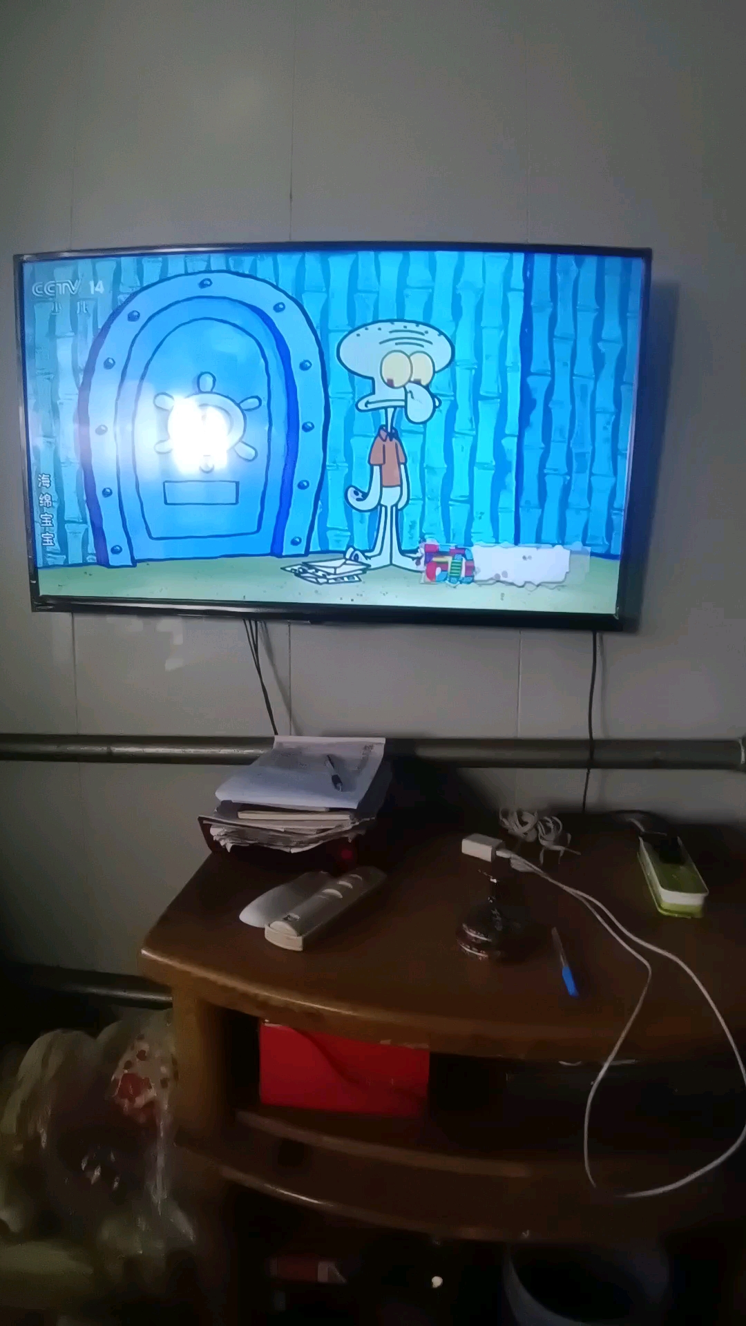 海绵宝宝的父母在南海度过假期,海绵宝宝要看电视,章鱼哥无奈