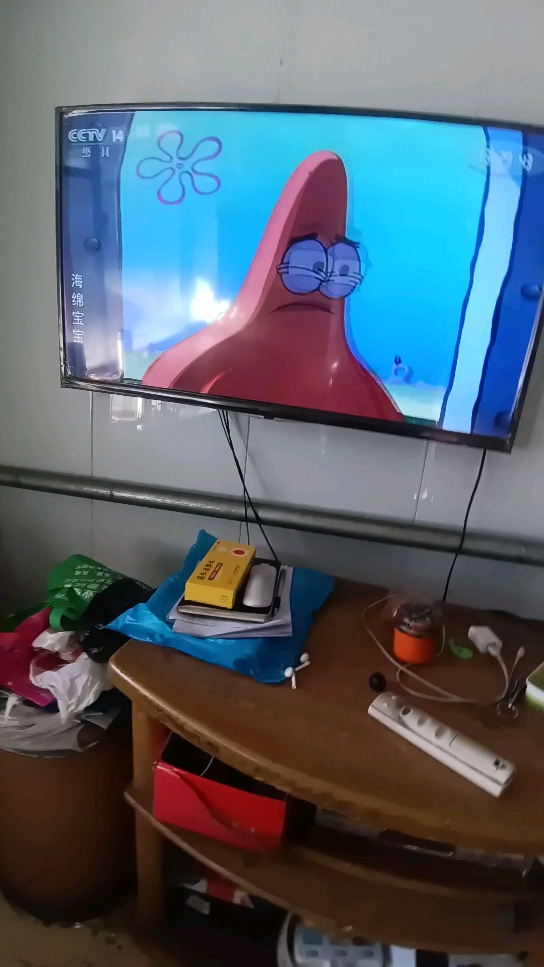 派大星发现海绵宝宝在看电视,可是电视里啥都没有啊