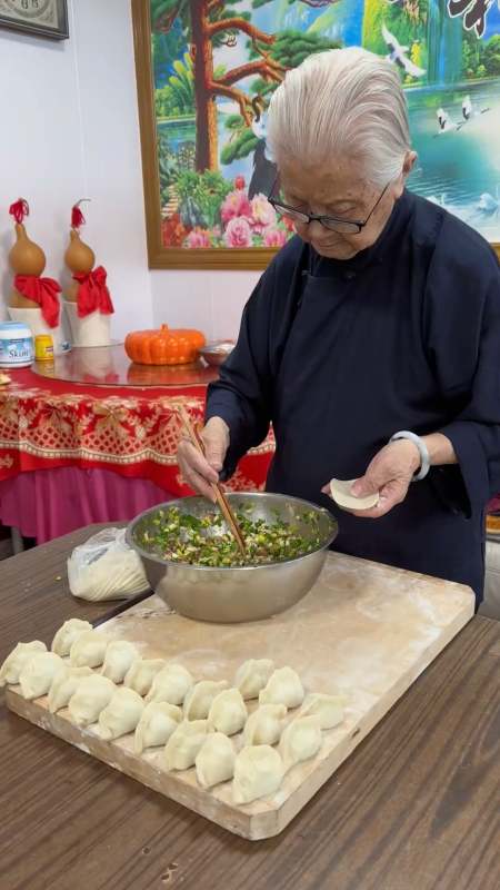 清明节,奶奶包的饺子,全家人一起吃