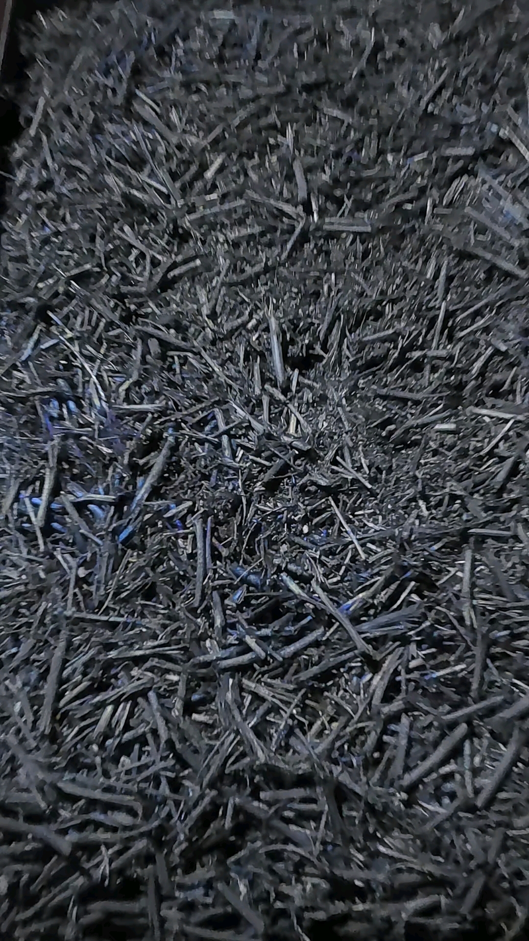 谁知道棉花秸秆烧出来为什么是这种颜色嘛?