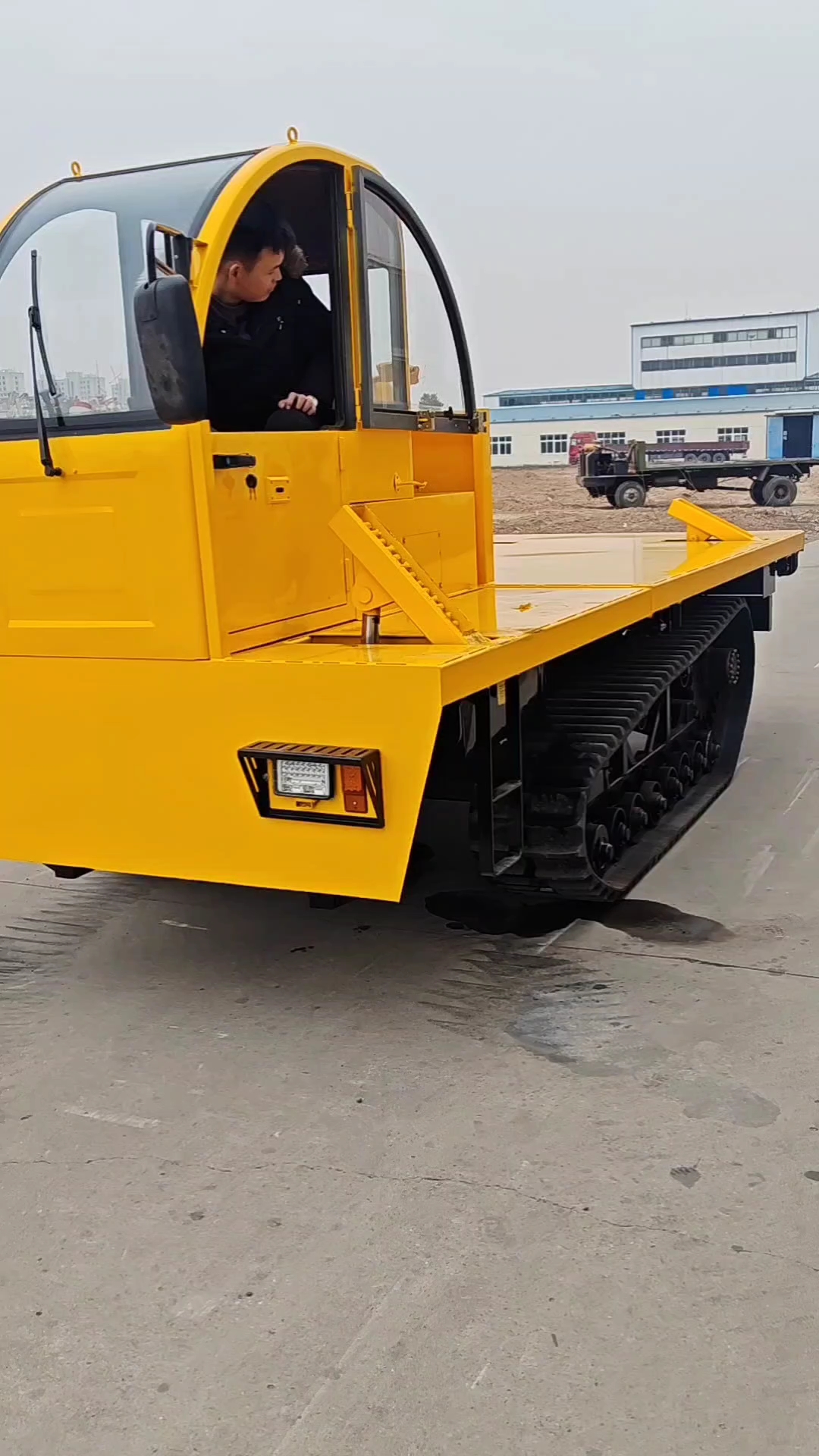 中置履带平板运输车