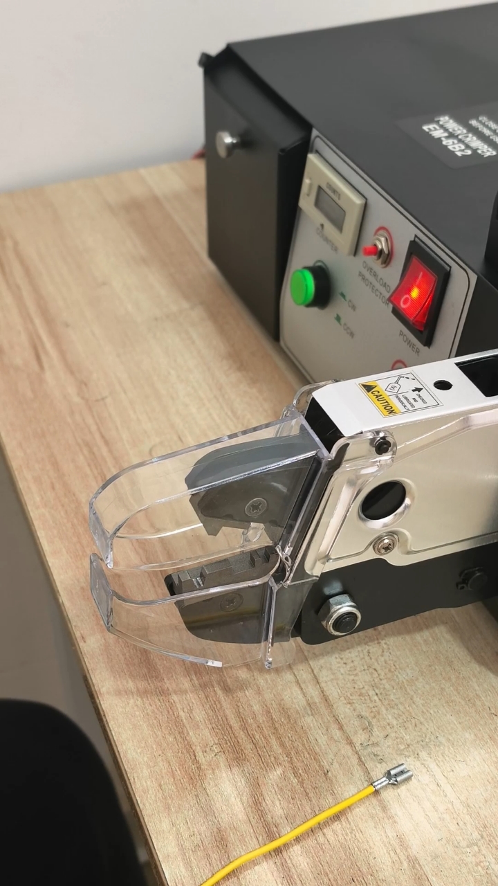 可以让压接从从容容游刃有余的一台纯电动端子压接机