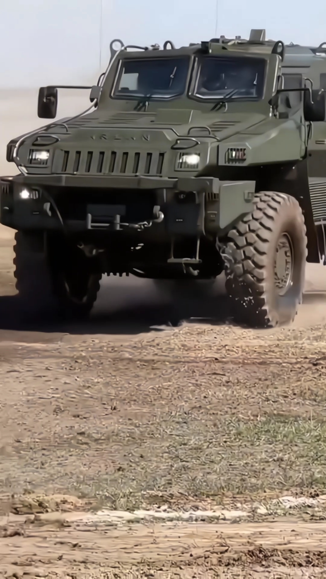 重型防弹防雷越野车号称世界上最不可阻挡的车辆