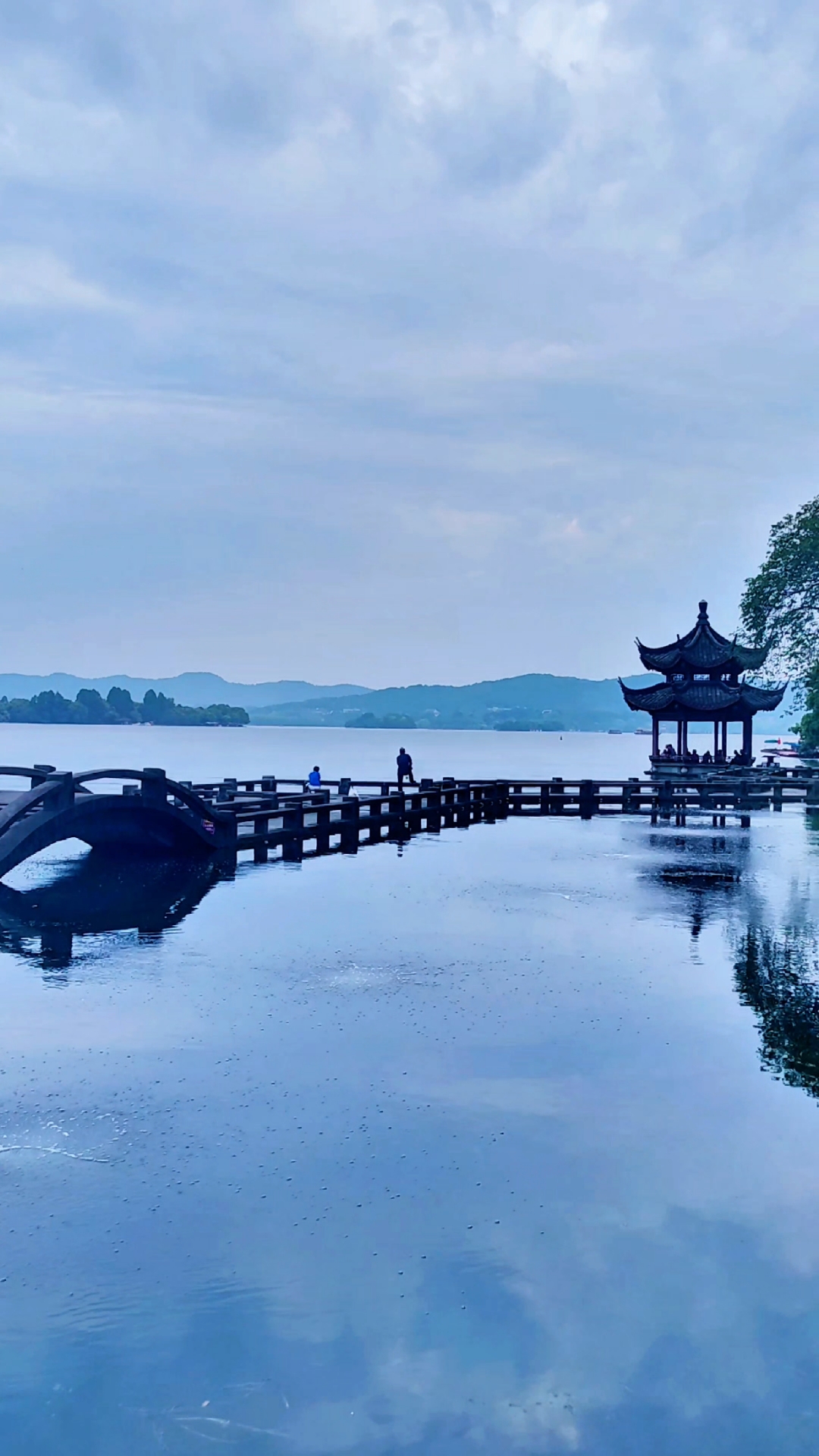 西湖长桥,梁山伯与祝英台在万松书院读书时曾在此来回十八次相送