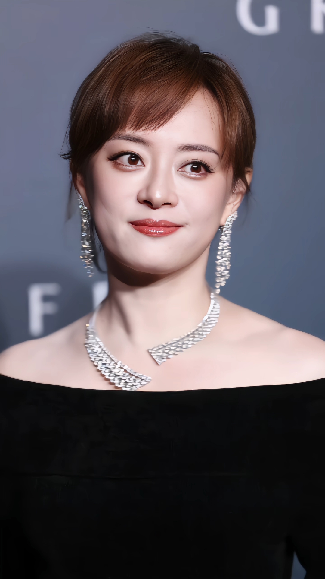 邓超和孙俪穿情侣装看儿子篮球比赛,13岁等等十分帅气,身高成焦点
