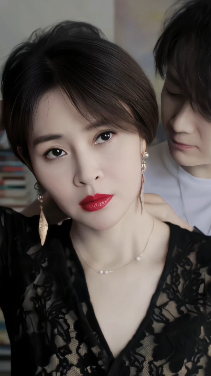 于明加性感迷人气质优雅