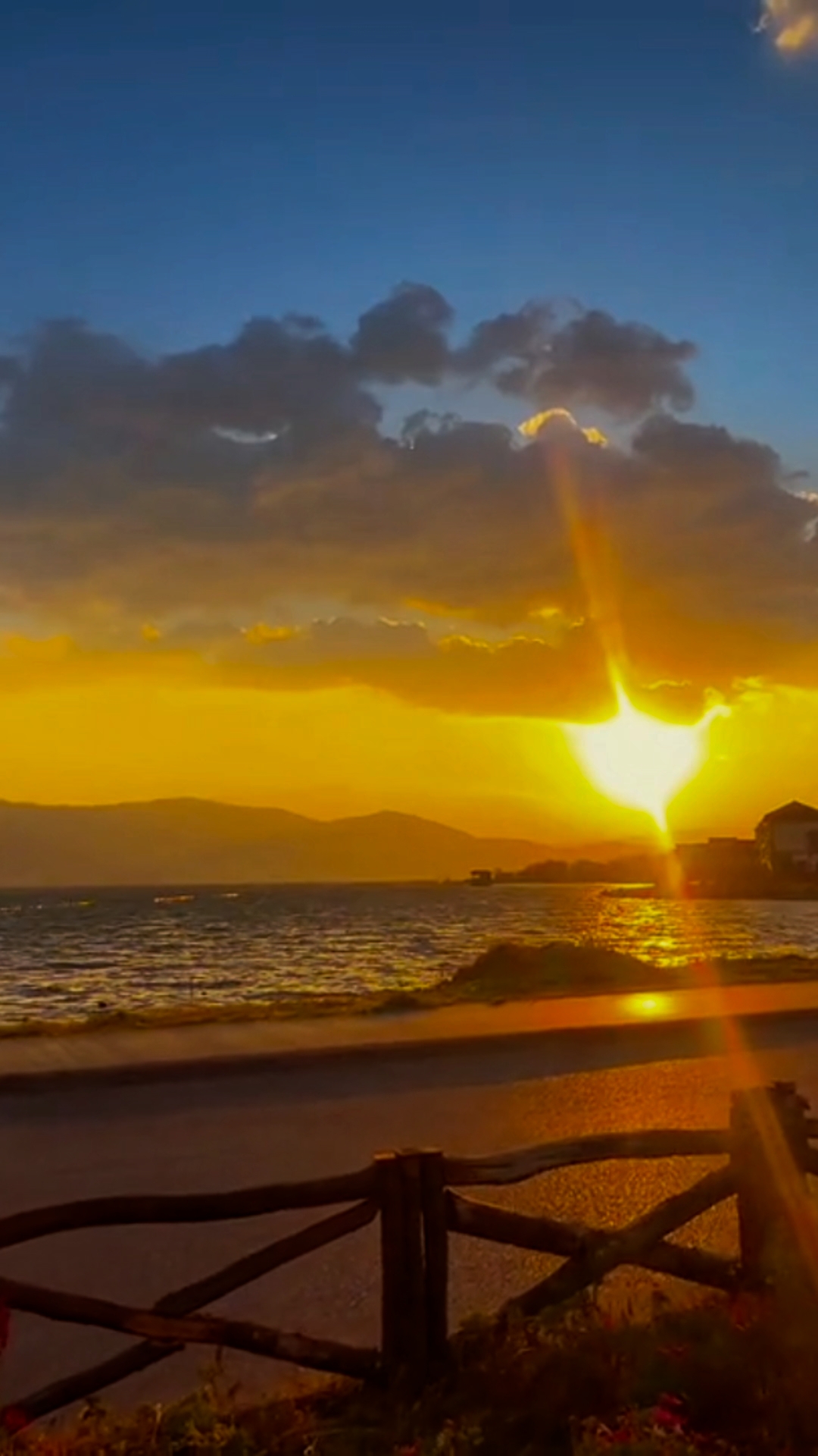 夕阳把云朵染成橘子酱,天空变成温柔的调色盘,晚风轻抚过云层
