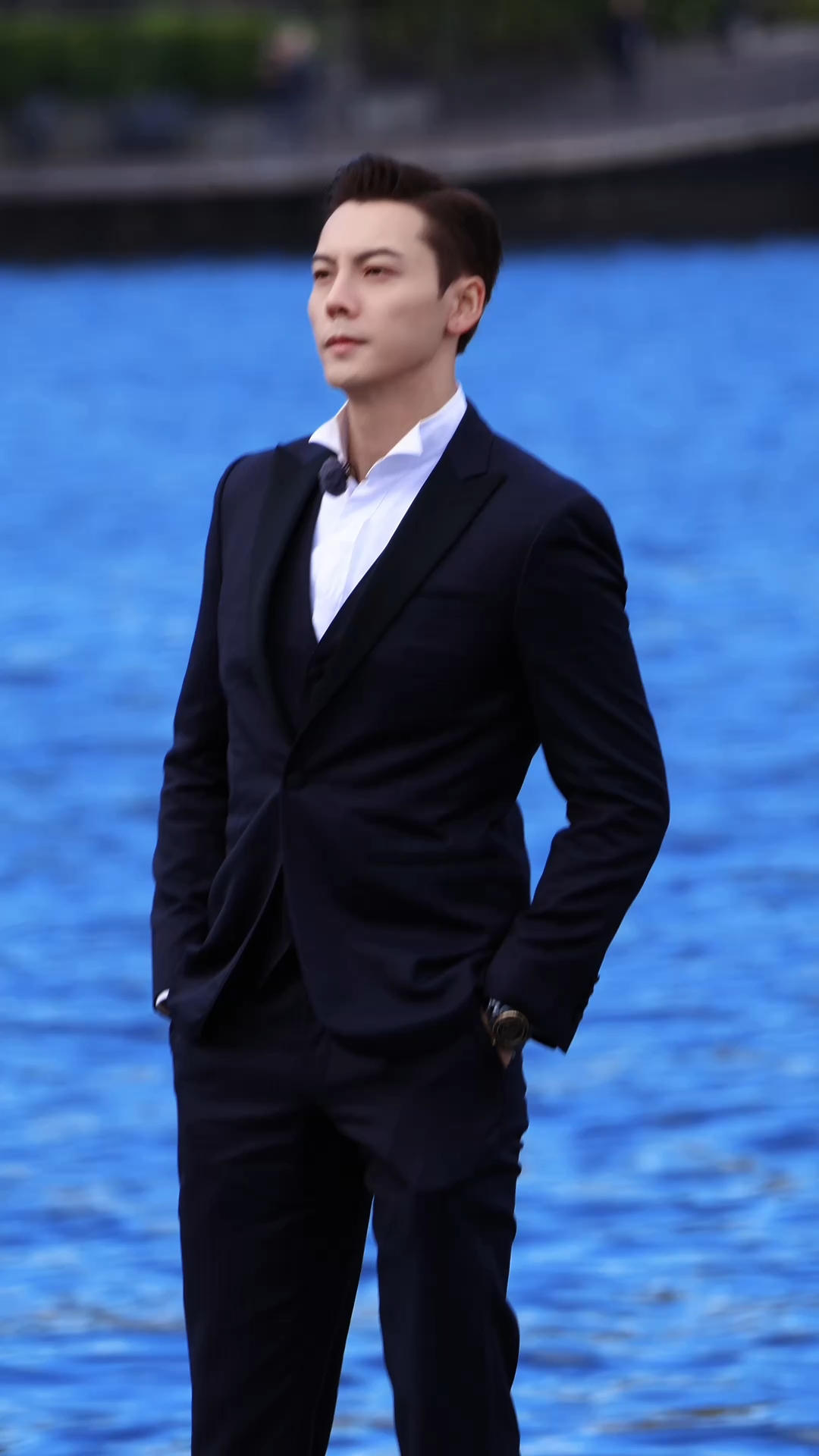 陈伟霆西装三件套造型太帅了,意大利录制《现在就出发》路透