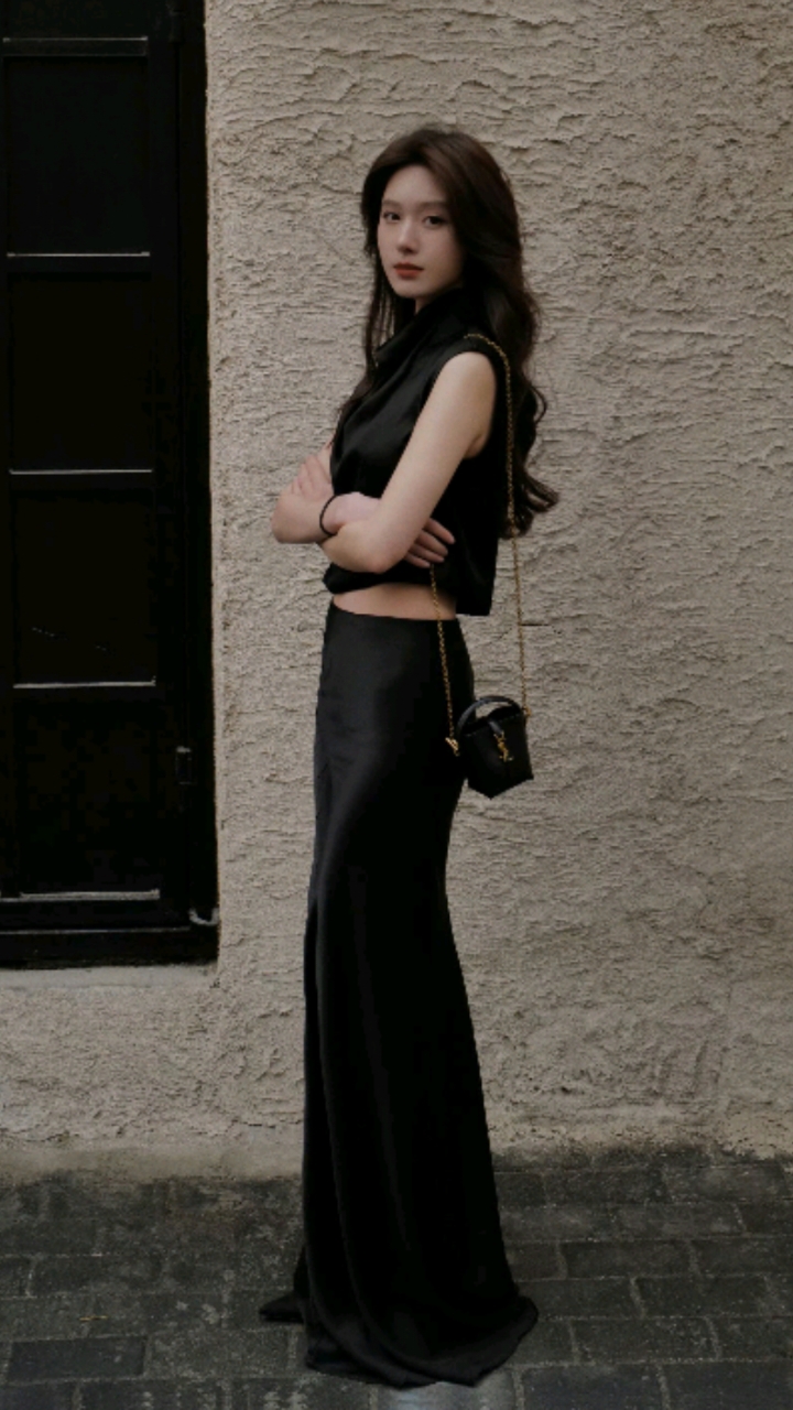 王子璇的时尚日记:一袭黑色绸缎长裙,尽显优雅魅力