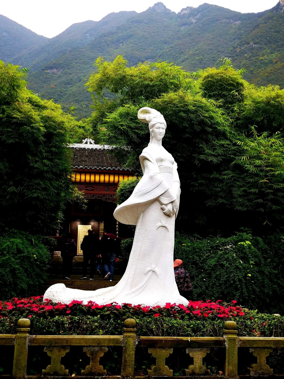 昭君故里在宜昌市兴山县城南郊的明妃村.又名宝坪村.