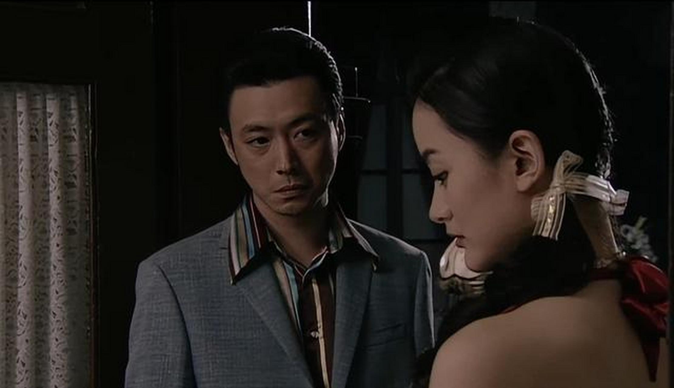 在《潜伏》中穆连成想撮合自己的侄女穆晚秋和军统少校余则成,在