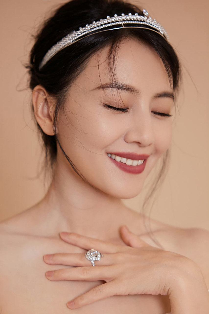 高圆圆白色披风鱼尾长裙# 高圆圆钻石冠冕77白色披风鱼尾长裙,好