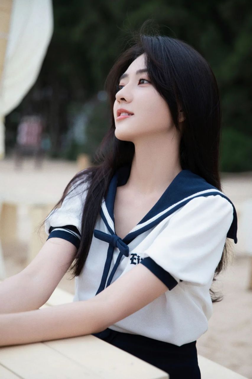 梁洁以一身水手校园风格的短裙, 展现出清新又温柔的气质, 让人不禁