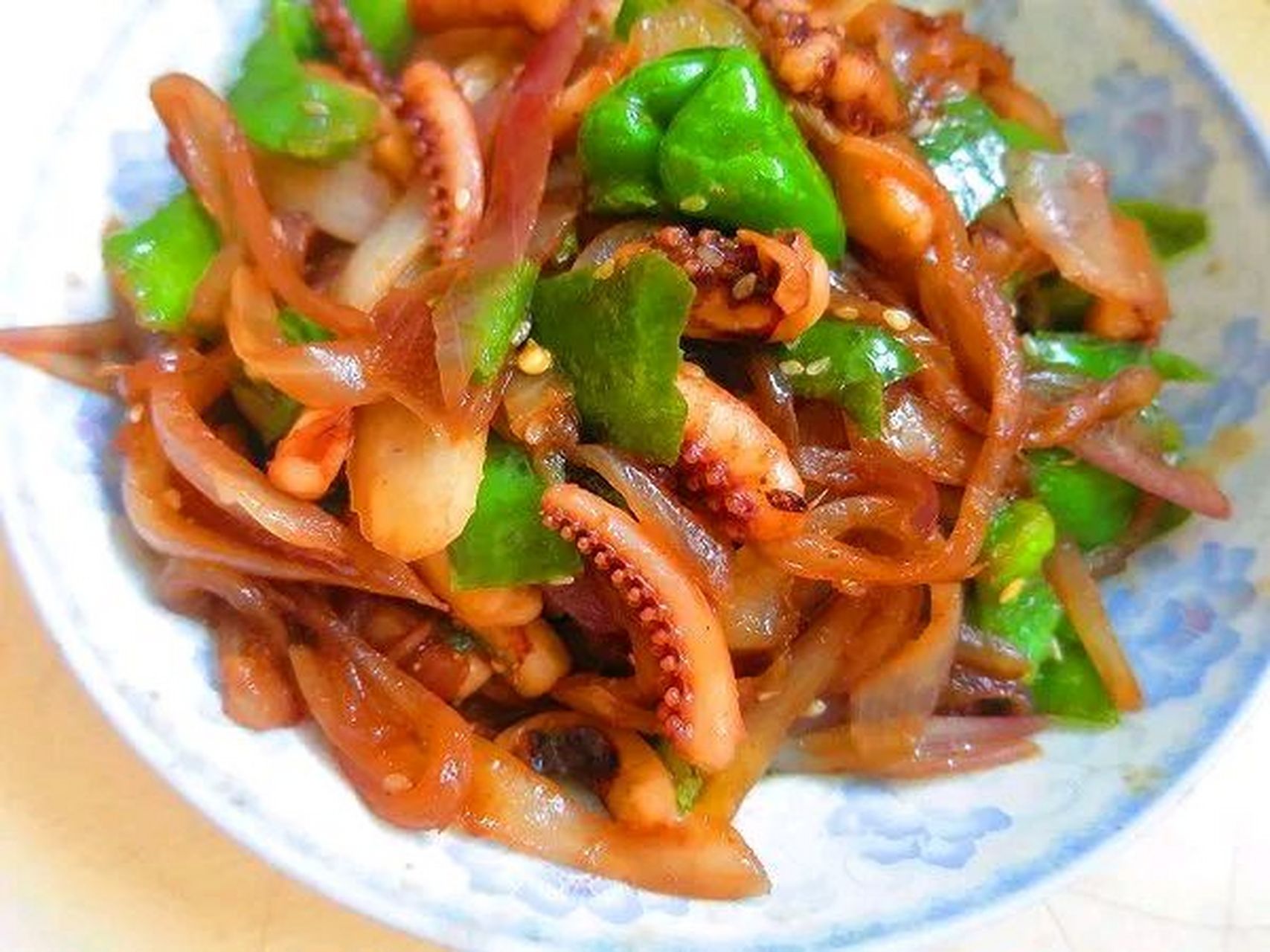 鱿鱼炒洋葱,一道美味又健康的家常菜品
