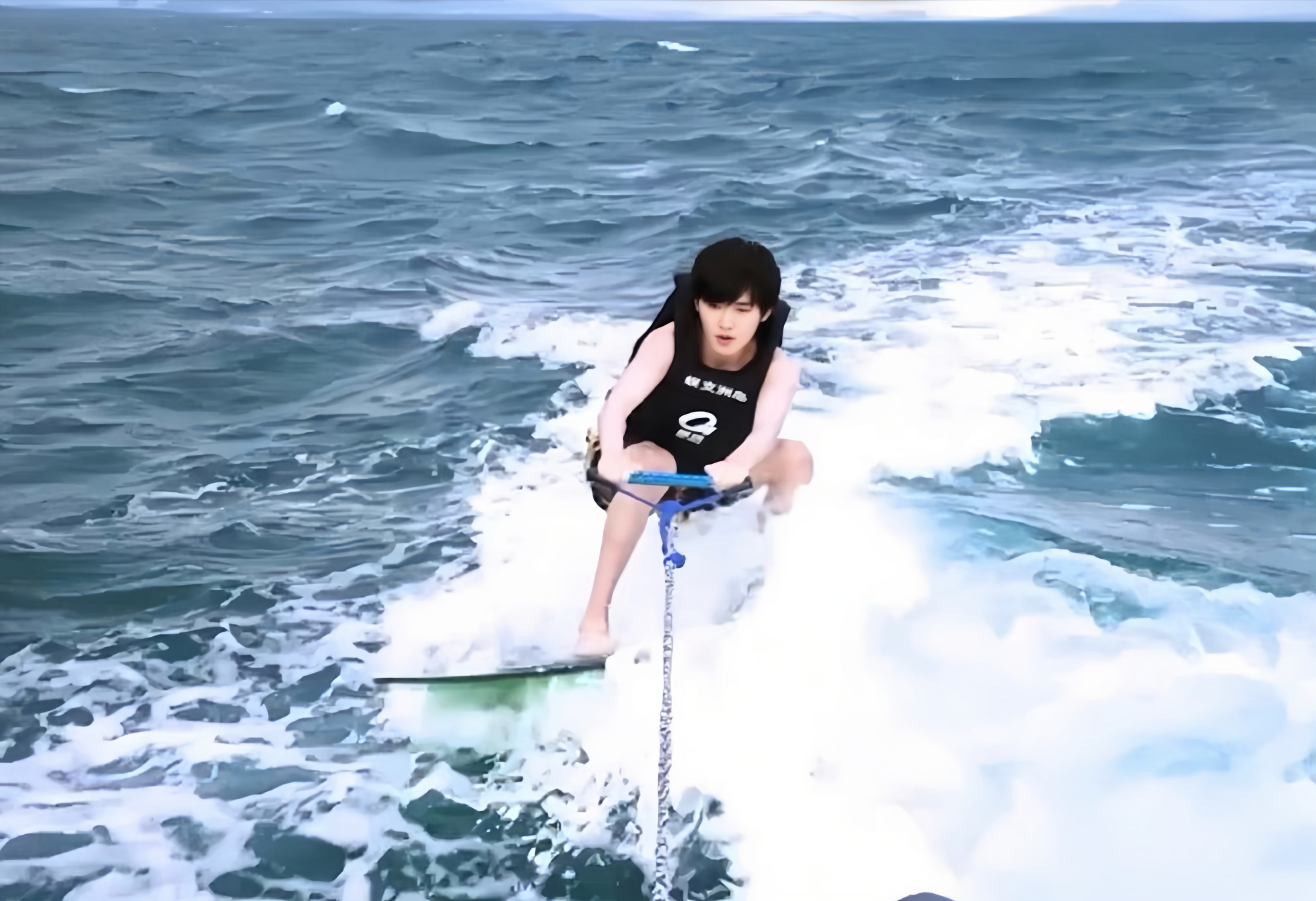 海上冲浪的宋亚轩,肆意放松追风逐浪.