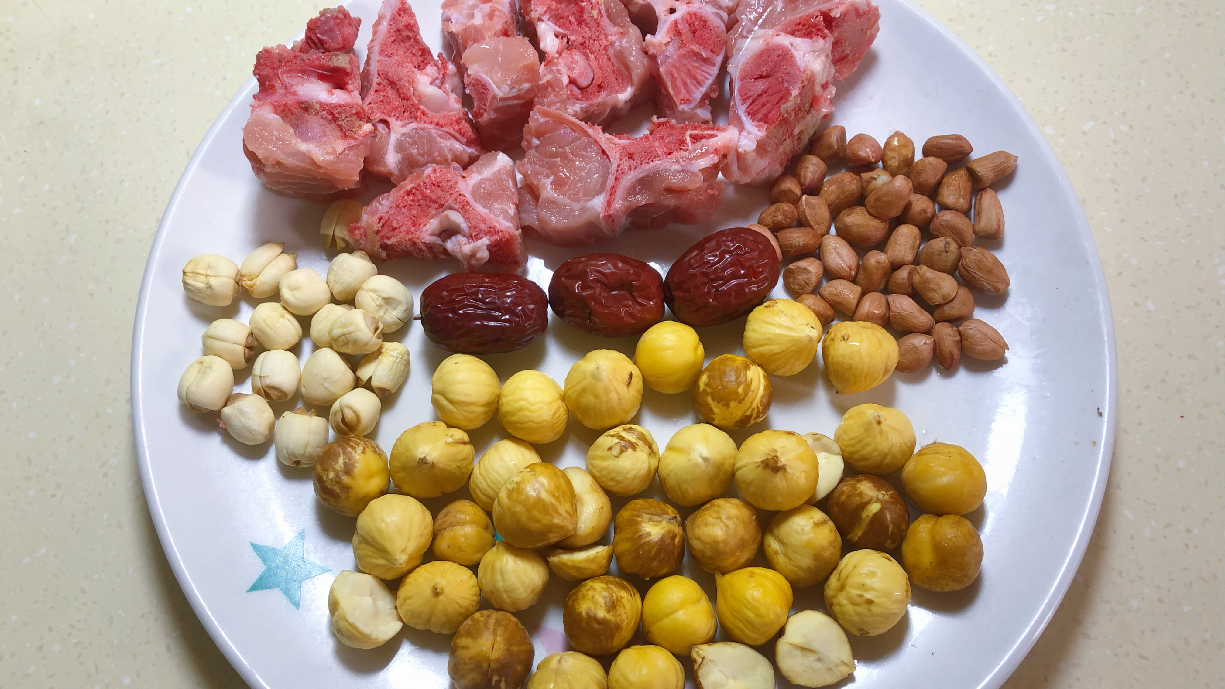 适合秋天一家老小喝的汤,板栗莲子猪骨汤,鲜甜味浓健脾安神养胃