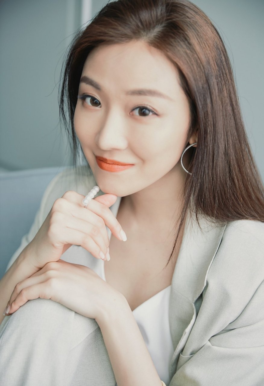 菅纫姿薄荷绿西装混搭运动鞋,干练又不失清新,袖间