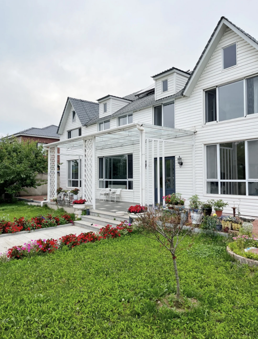 越来越多的人开始逃离城市,要么选择郊区的别墅,要么选择回农村自建房