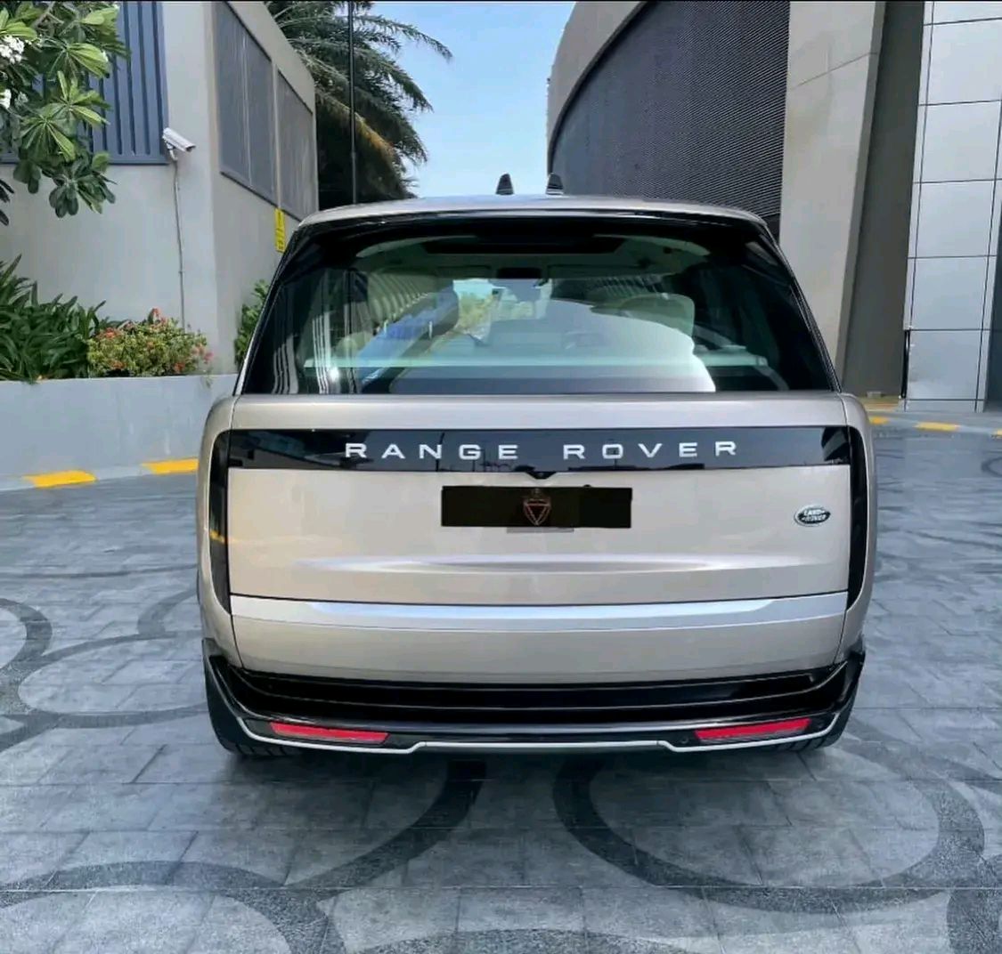 香槟金路虎揽胜亮相街头,4.4t 豪华套件,气场媲美宾利添越