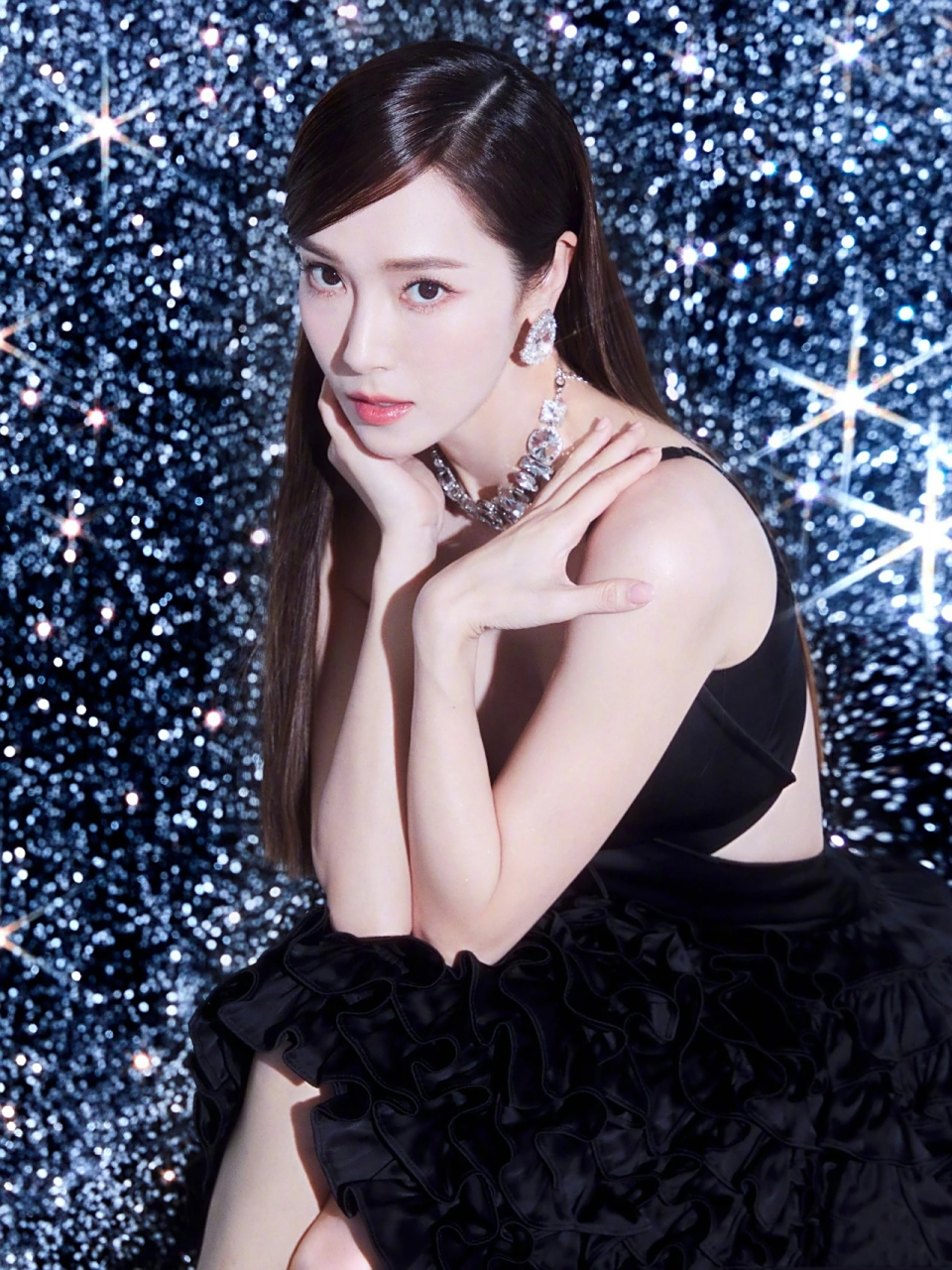 蝴蝶结吊带展现性感身材. #明星动态# #明星穿搭# #郑秀妍