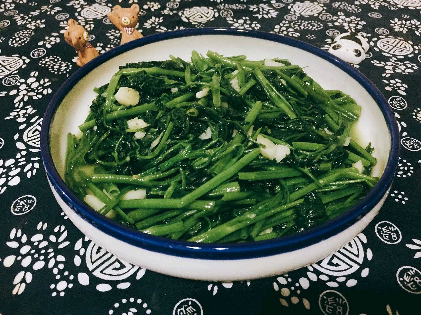 蒜蓉空心菜是一道非常经典的中式家常菜,以空心菜为主要食材,配以蒜蓉