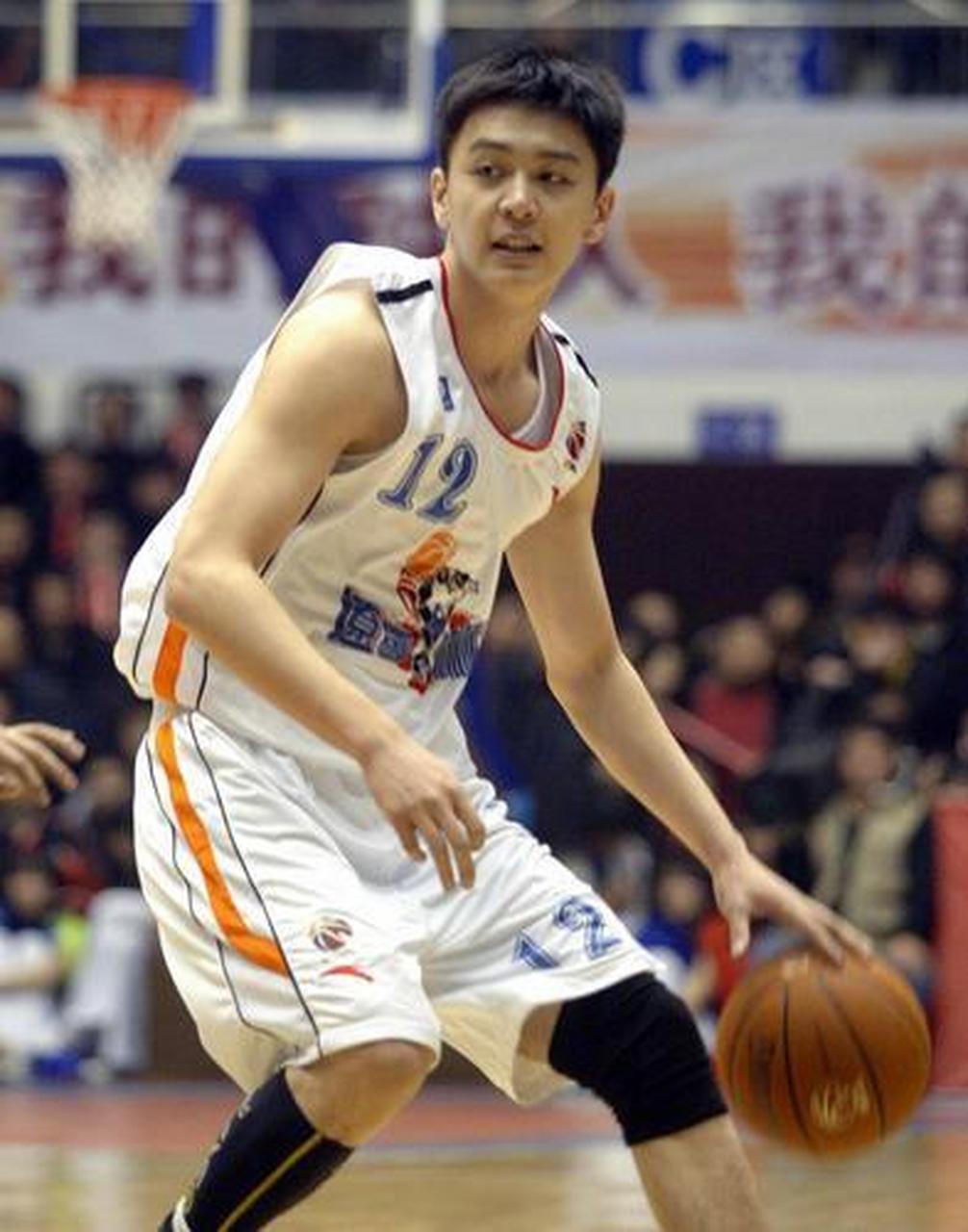 辽宁男篮的杰出球员杨鸣,一人一城,这才是家乡情怀,义不容辞!