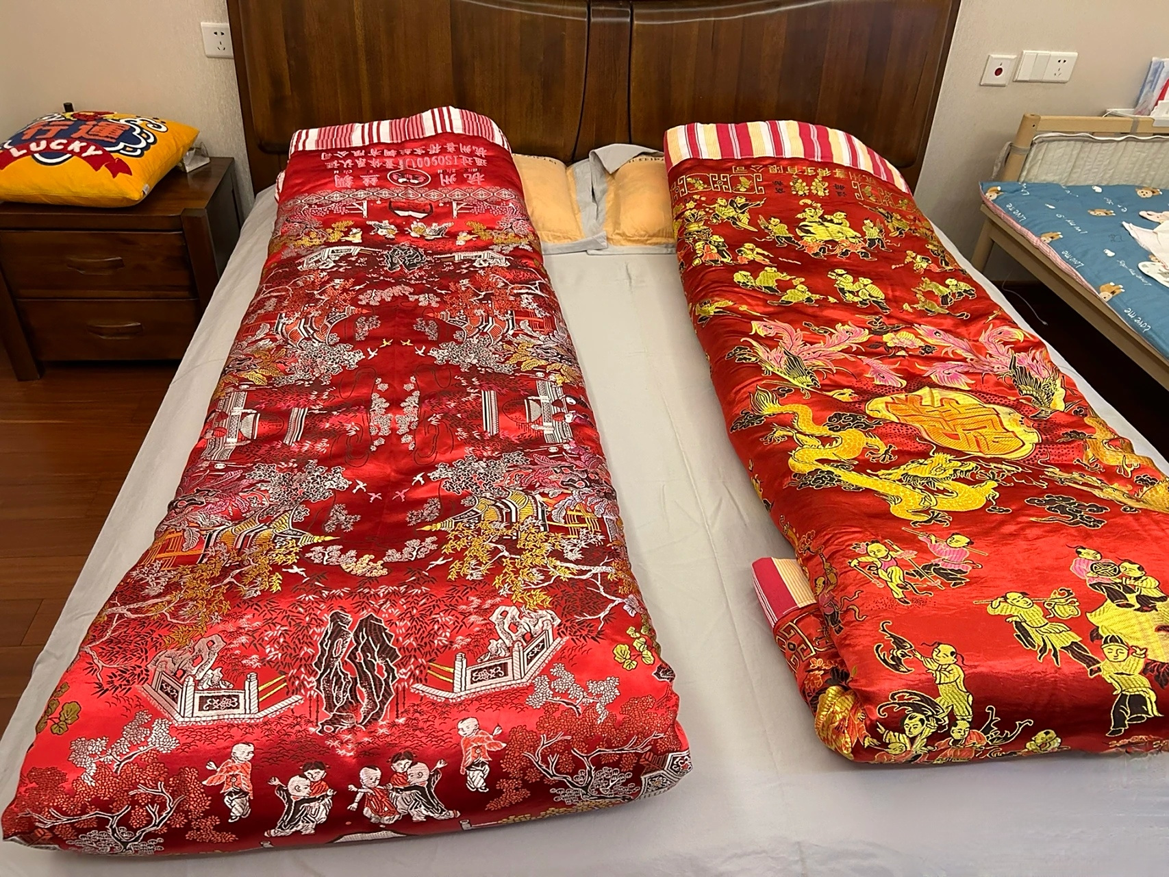 婆婆说给我和老公换了两床新被子,多少有点…过于喜庆了.