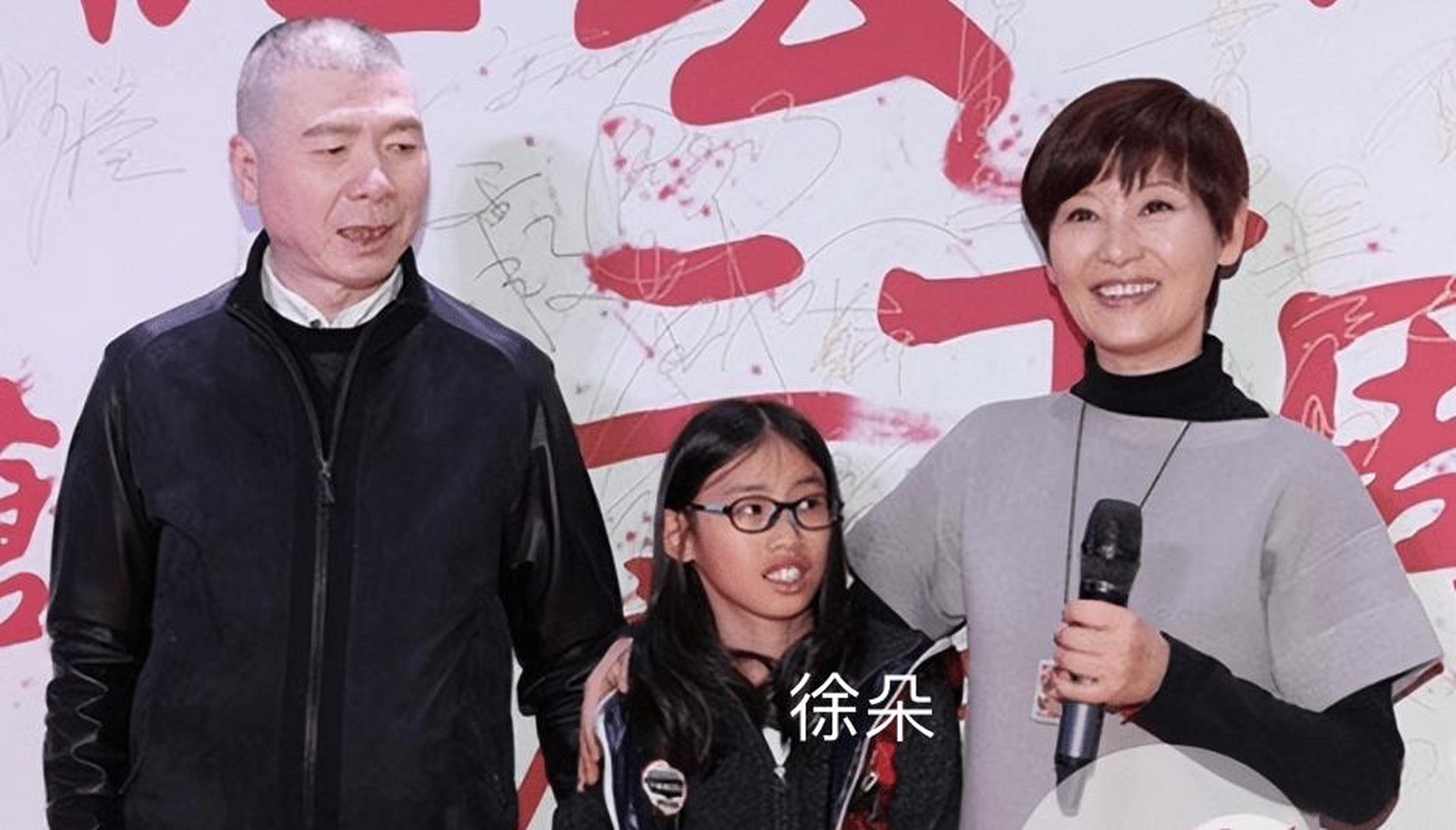 冯小刚和徐帆2010年正式领养了朵朵,多年来一直直视从己出疼爱有加,一