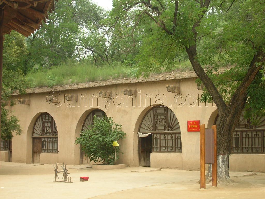 杨家岭的窑洞霞光万道照亮了全中国