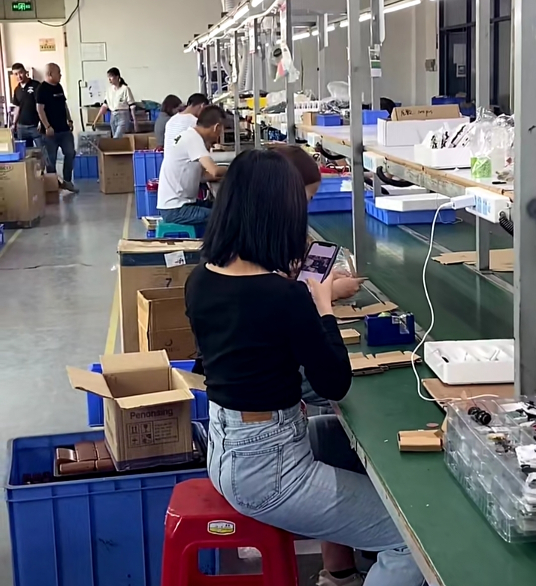 为什么工厂女生都不会主动联系男生?网友:她已伤透了心