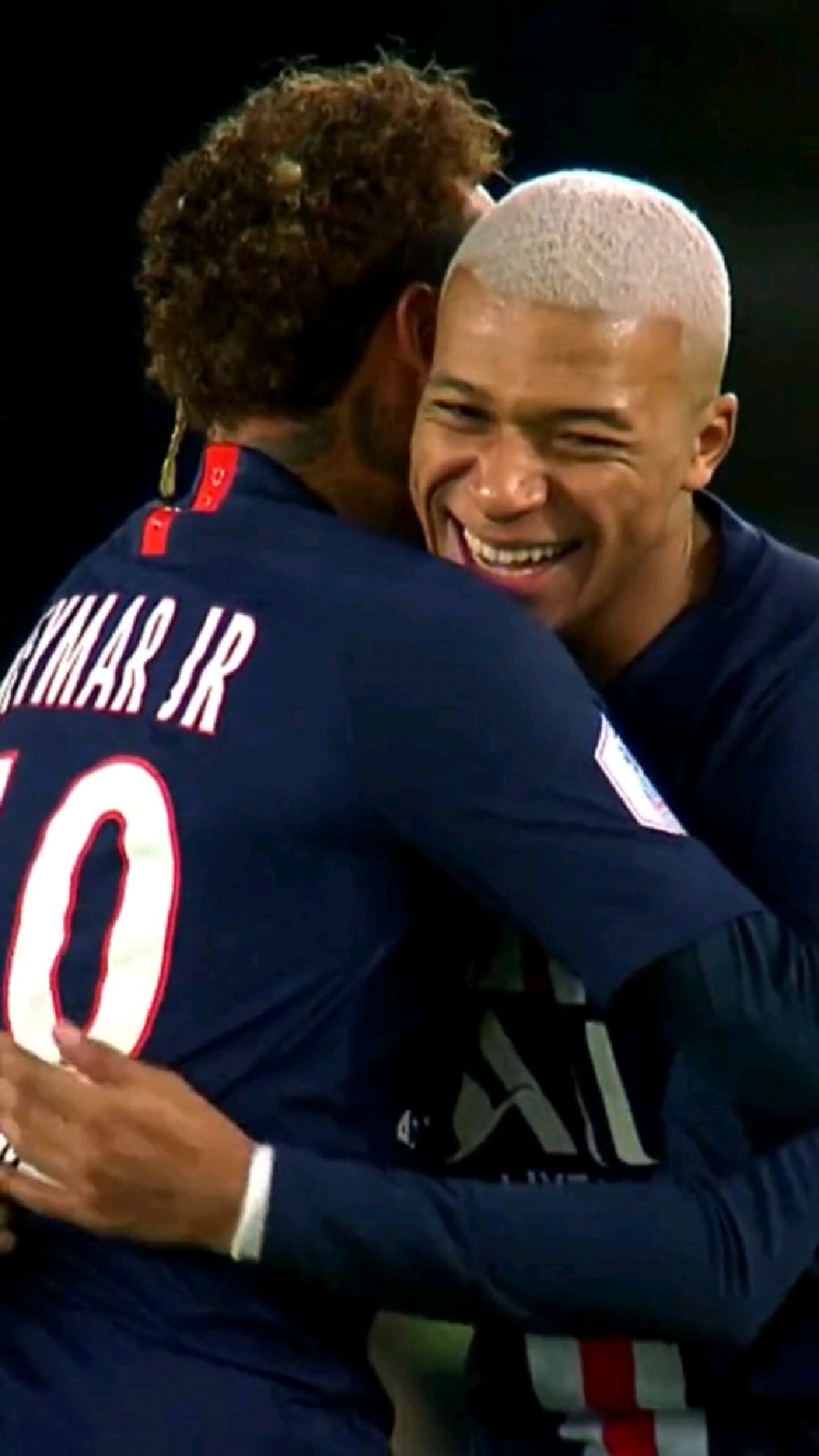 内马尔和姆巴佩相拥庆祝的欢乐时光,再也看不到这么温暖的场面了-度小