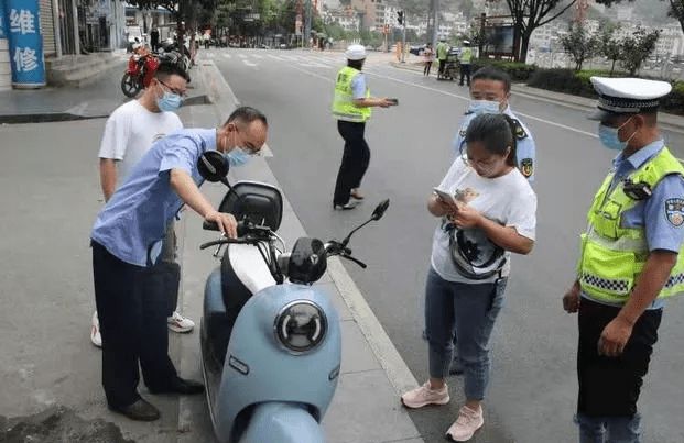 电动车正确的握车姿势图片