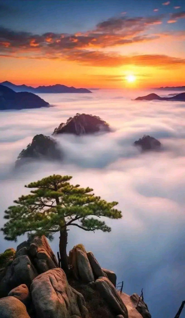 日出穿云海,霞光泄万道