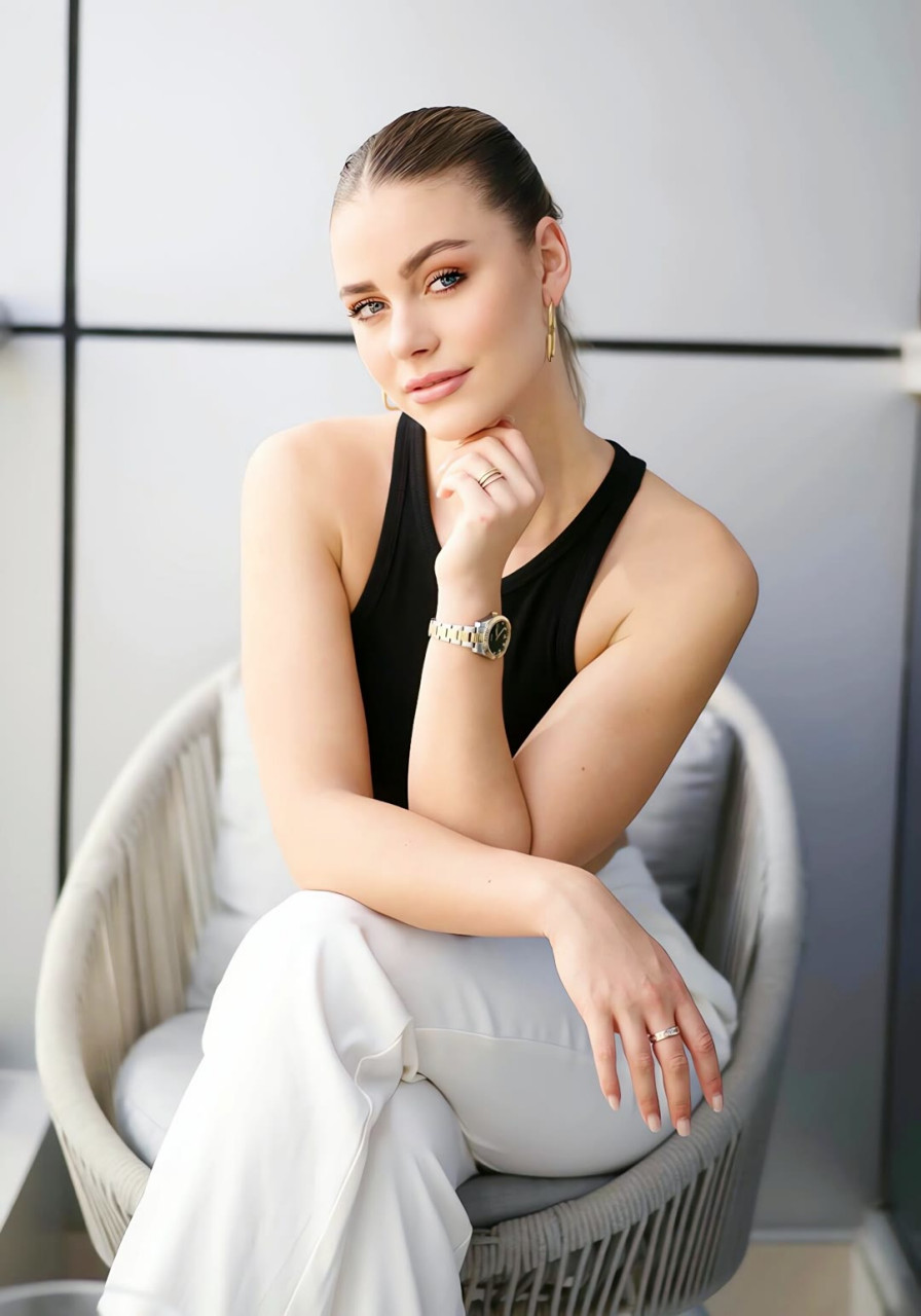 卡米拉·莫罗 是来自阿根廷的女演员,身材高挑有型,是"小李子"