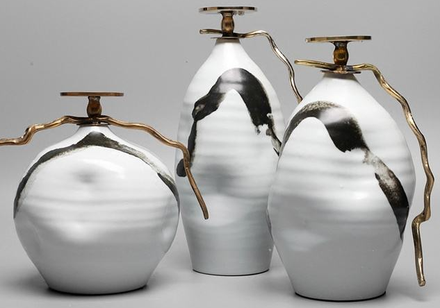 唐山陶瓷陈设品,除了造型奇特新颖外,题材选取也具有艺术特色