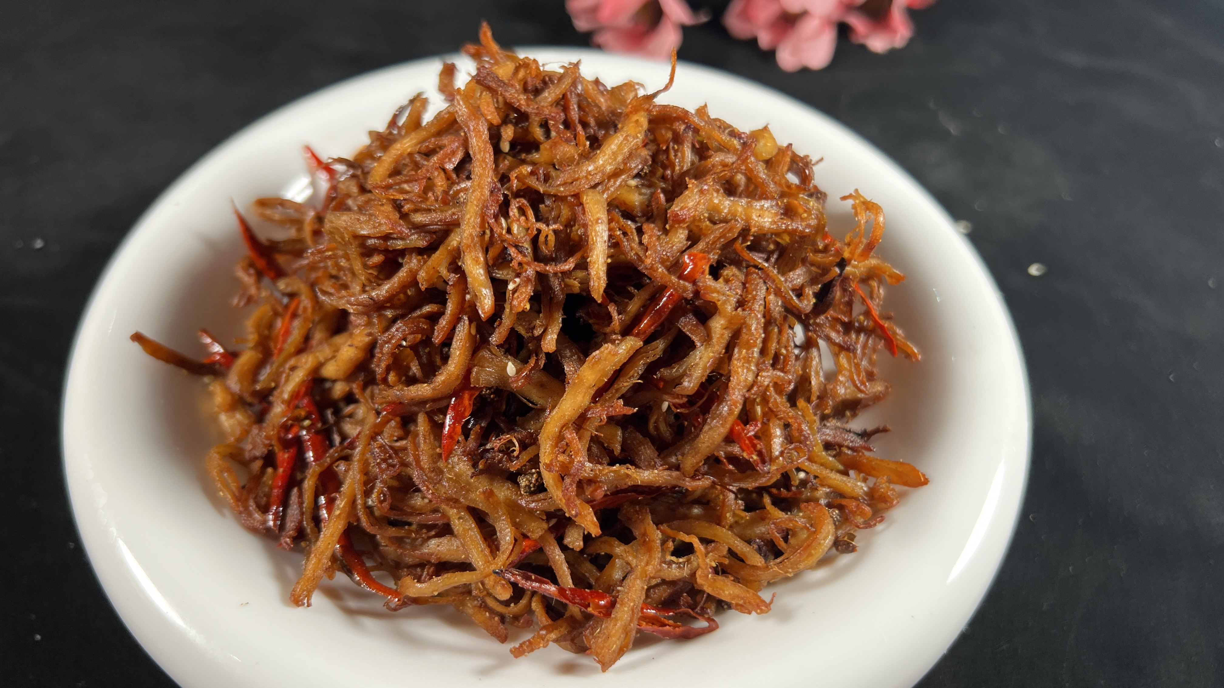 做梦也想不到鸡胸肉这样做,竟然比牛肉干还香,干香酥脆下酒下饭