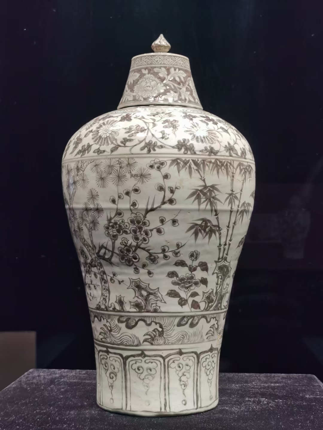 南京博物院镇院之宝:明洪武釉里红岁寒三友纹梅瓶