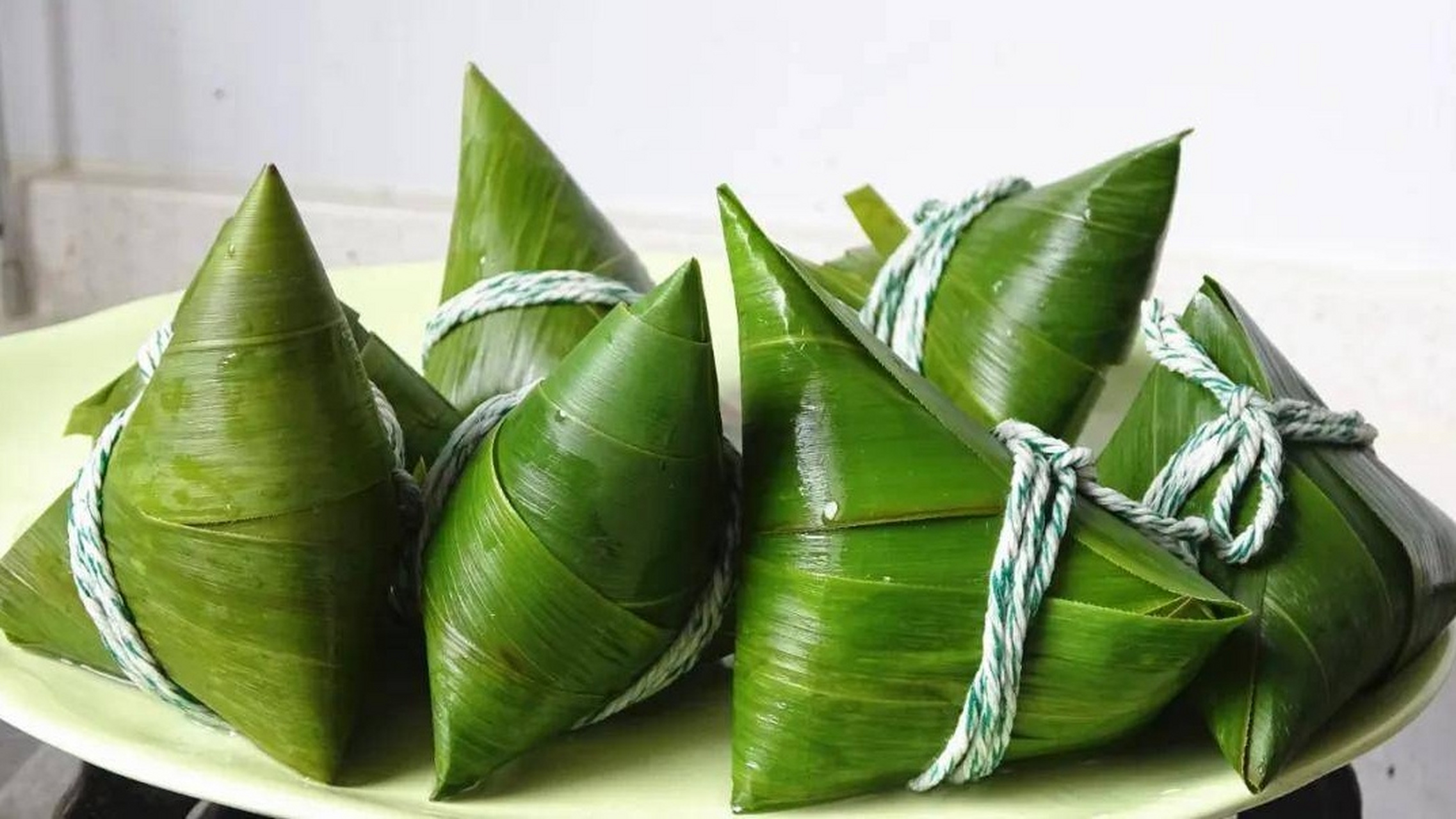 根据文献记载,最早的粽子于秦汉时期流传开来,是当时的军队在战斗时