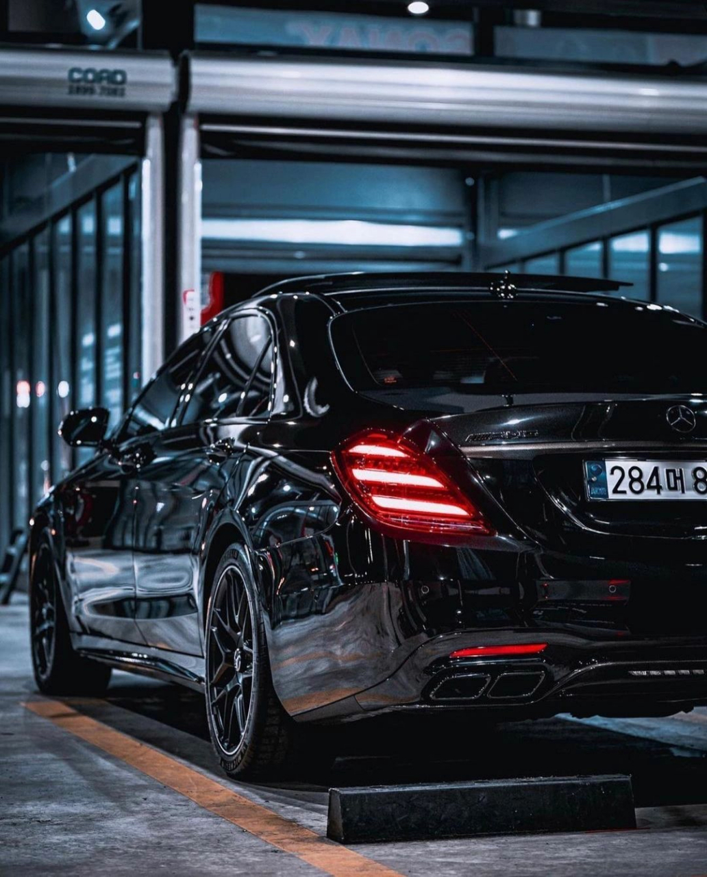 黑武士版的奔驰s63 amg,张牙舞抓的套件配上4.