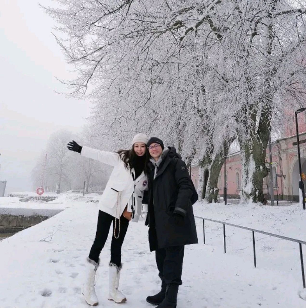 陈诗欣时不时都会在社交平台上分享蜜月照片,两人也十分大方的秀恩爱