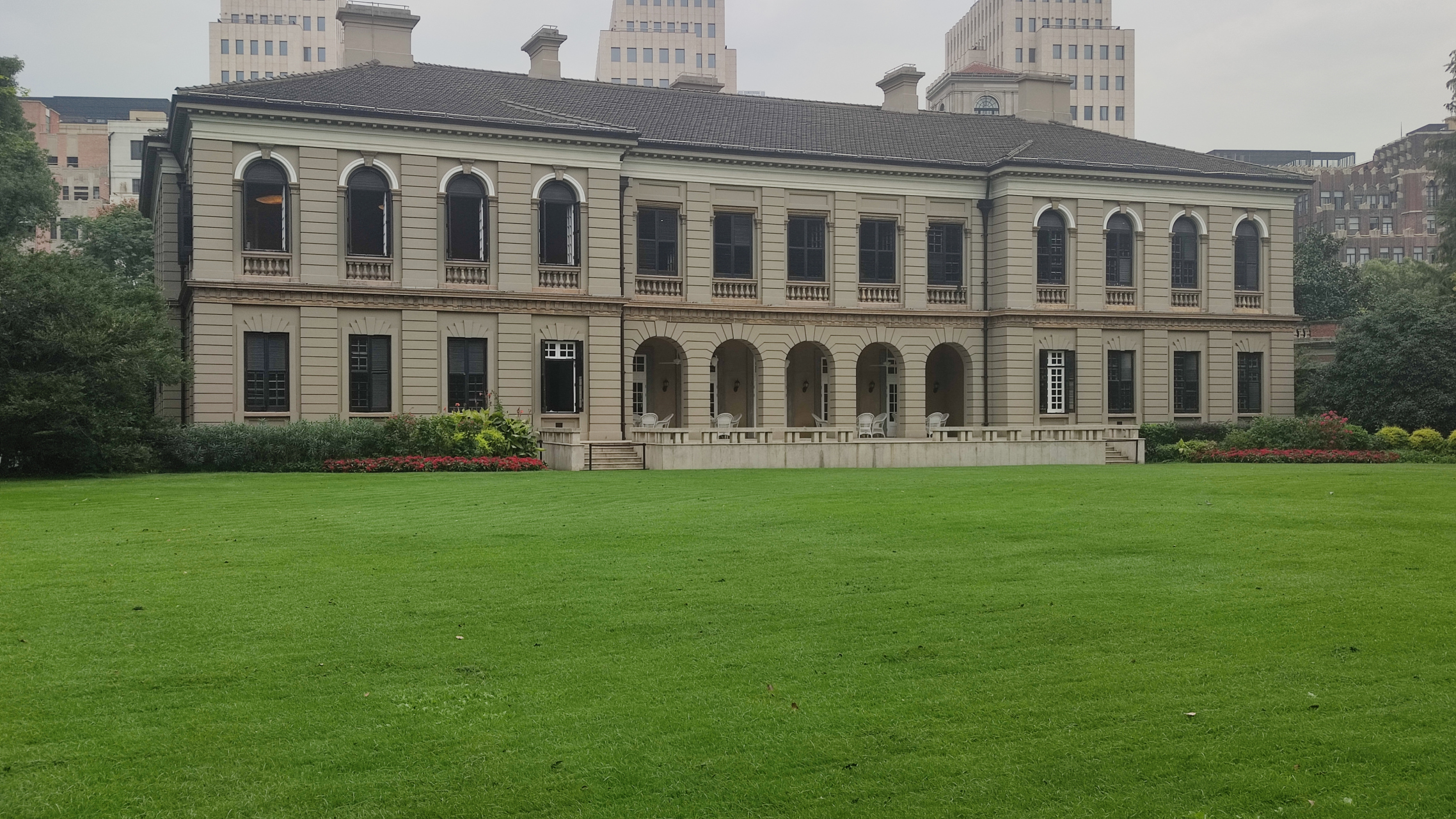 位于中山东一路33号的外滩源壹号是原英国驻沪总领事馆,是外滩第一