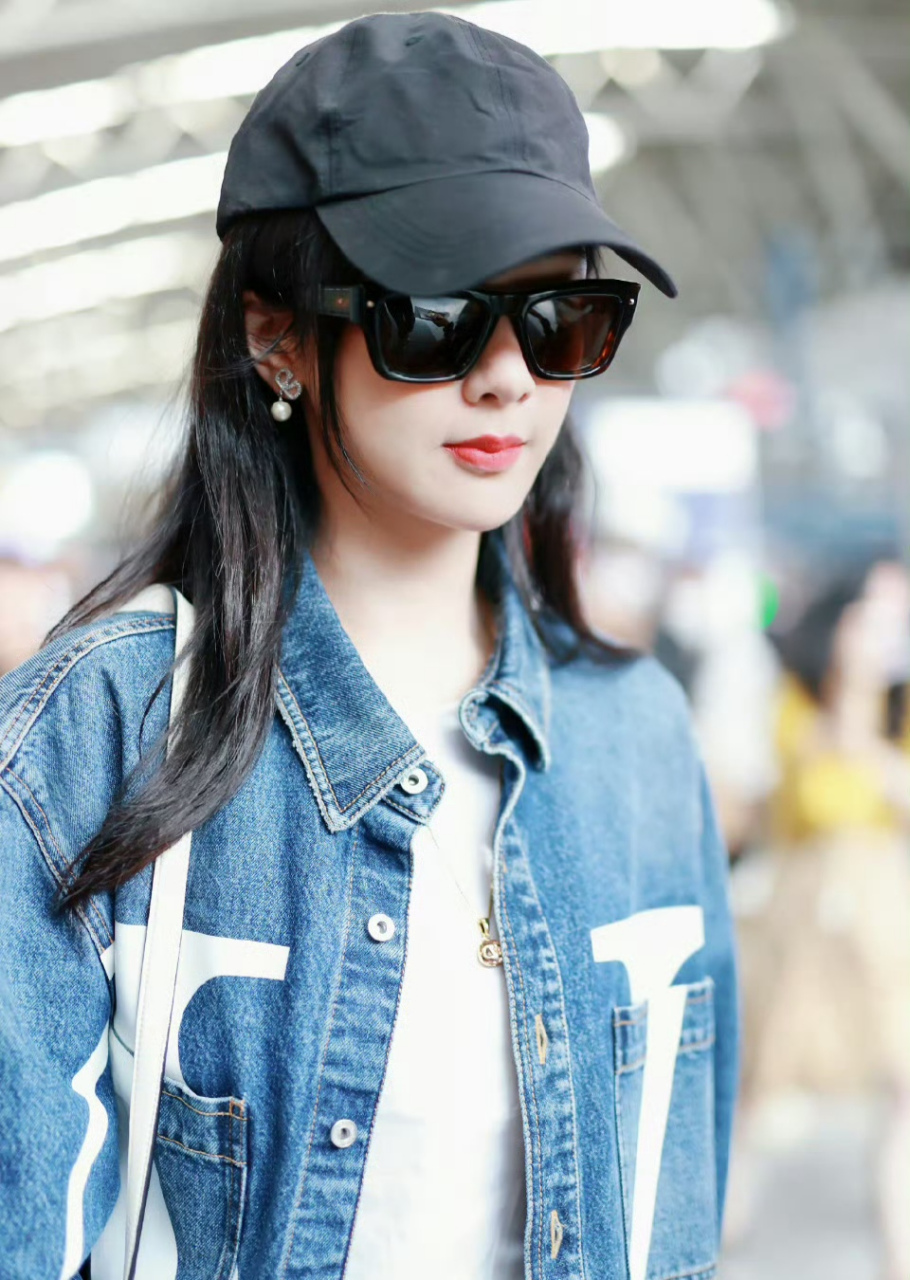 杨紫现身北京机场出发前往巴黎.