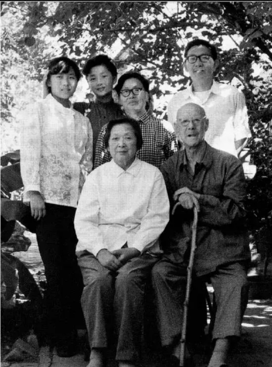 1981年,晚年的张伯驹,潘素与女儿女婿及外孙女们一张罕见的合影.