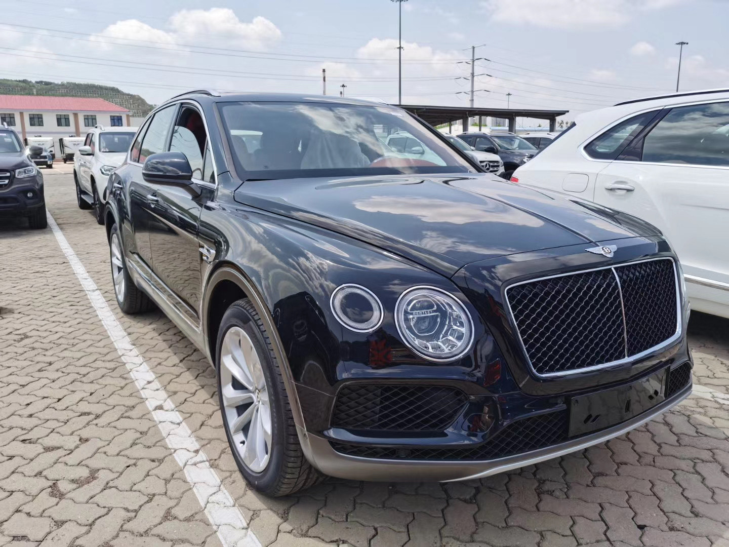 2020款宾利添越v8,鲸鱼黑/热刺红,有没有心动的感觉?