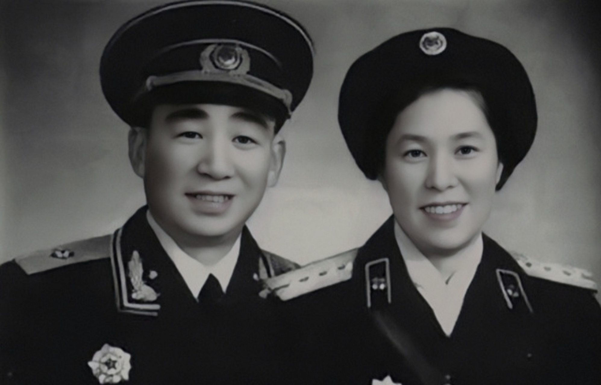 1957年,开国少将易耀彩携妻回到江西老家,村里老伯拍着他的肩膀,神情