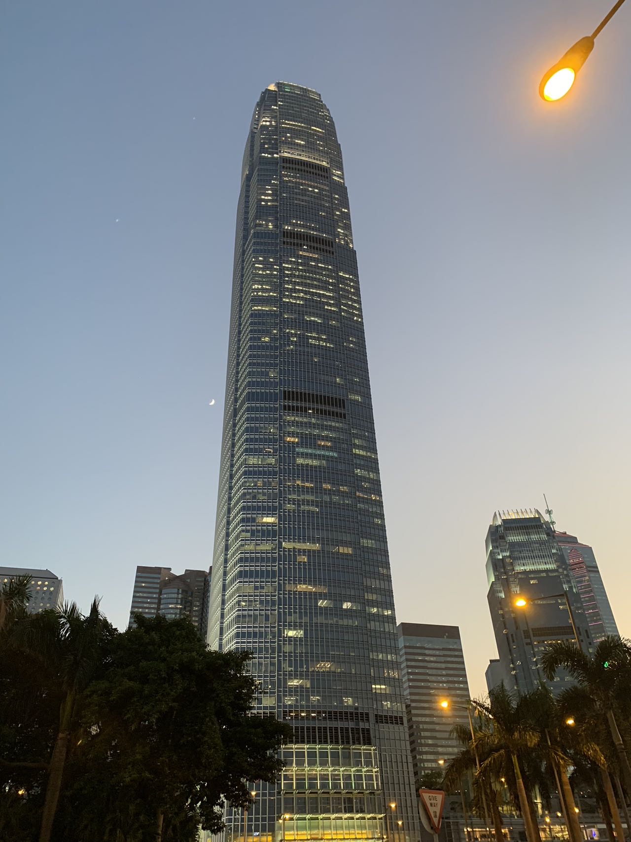 香港人到深圳扫货,纷纷感叹"太香了"